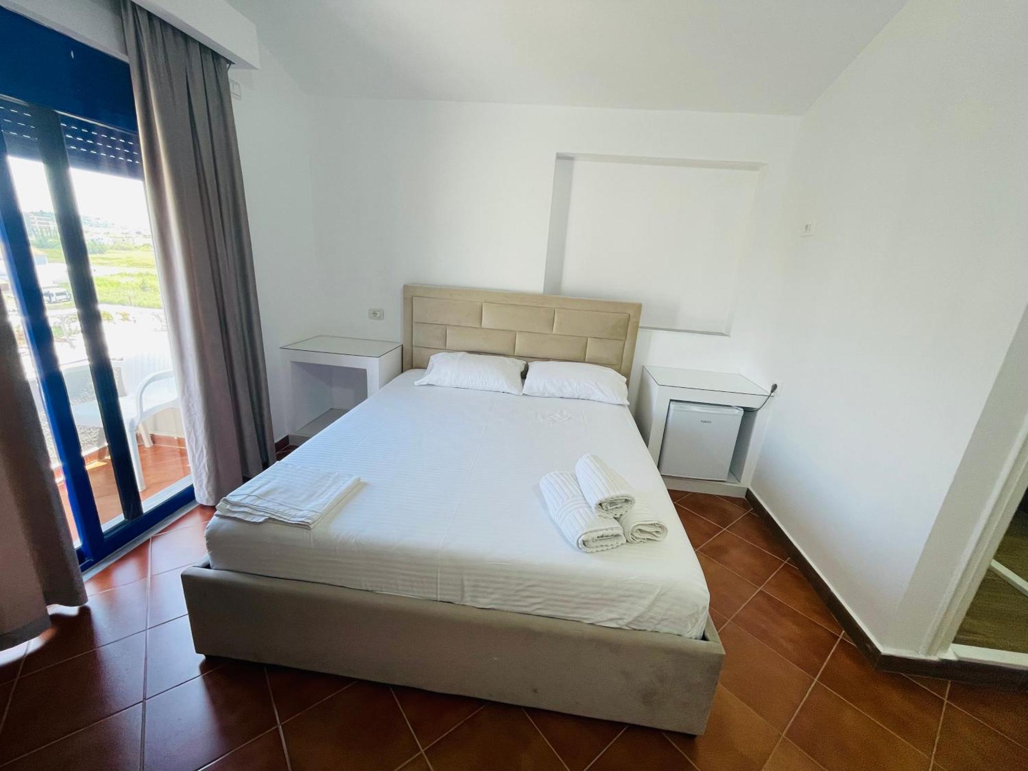 Blue Balcony Hotel Golem  Bagian luar foto